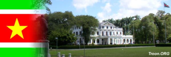 Onafhankelijkheidplein met Presidentieel Paleis van Suriname